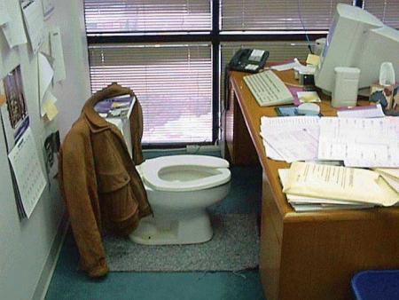 les toilettes dans un bureau